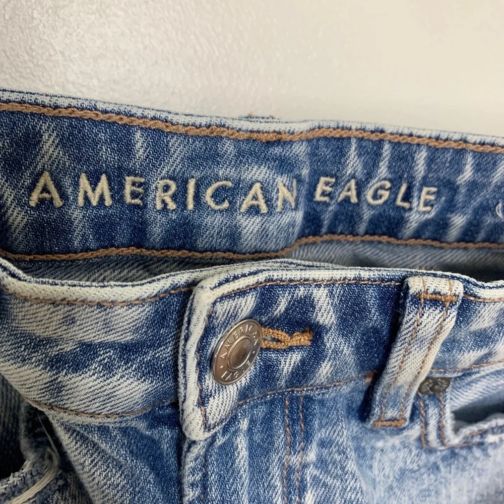 American Eagle Mom Straight Jean Destroyed Knee Size 4 Faded Wash